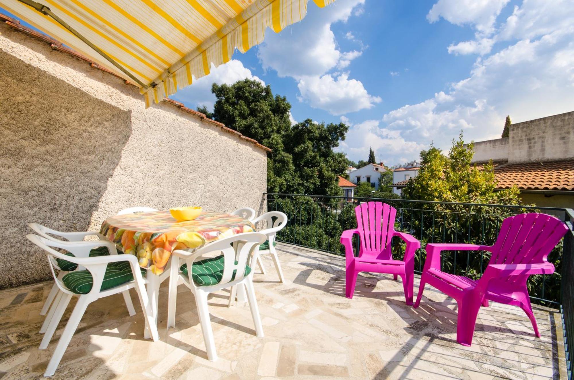 Apartma Molo View *